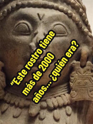 Hace más de dos mil años, las culturas de la costa ecuatoriana representaban a personajes importantes en cerámica. Esta figura antropomorfa de la cultura Jama-Coaque muestra a un personaje con adornos que podrían indicar poder, estatus o un rol ceremonial. Pero la pregunta sigue abierta… ¿Quién crees que representaba esta figura? #viajandoporelmundo #Ecuador #turismo #viajando #coloresysabores