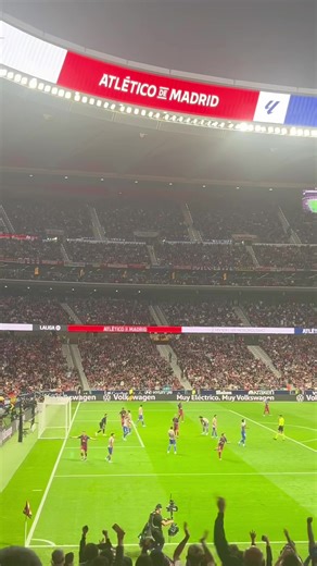 Robert Lewandowski Scores Twice as Barcelona Beats Atlético Madrid