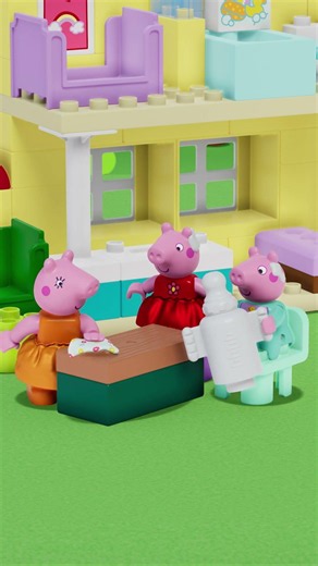 Peppa Pig essaie de NOURRIR Baby Evie ! 🍼😅 #PeppaPigTales #Shorts #LEGODUPLO