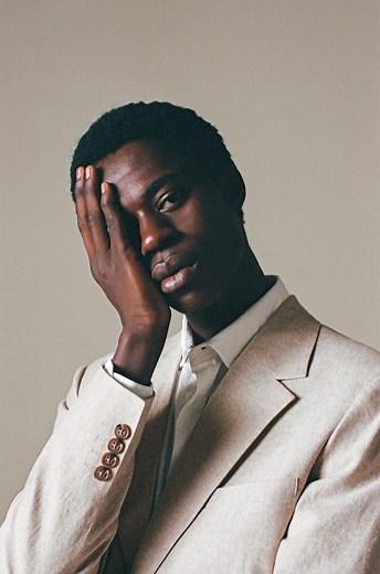 La texture del lino evoca la freschezza sulla pelle di tessuti morbidi e traspiranti, perfetti per affrontare le giornate calde con comfort e stile. Esplora la nuova Collezione Lino di Calliope Man e lasciati ispirare dalla leggerezza semplice ed essenziale dei suoi outfit. Scopri la Collezione: https://www.calliope.style/it-it/lino-24 Non perderti le ultime novità, seguici sul nostro profilo Instagram: https://www.instagram.com/calliope_man/ | Calliope