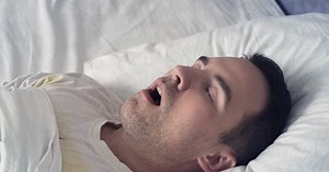 Je dors la bouche ouverte, qu’est-ce que ça cache ? Voici 6 raisons fréquentes selon des experts