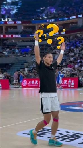 لاعب كرة السلة يتنكر كعامل تنظيف