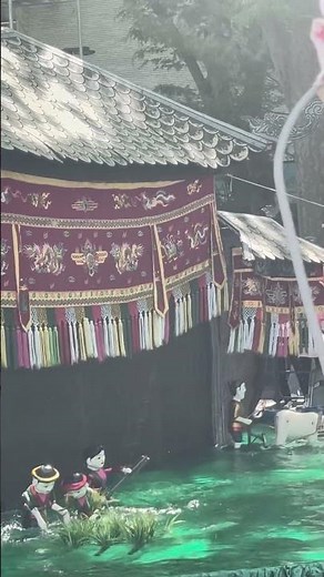 【ベトナム水上人形劇】ベトナムの**水上人形劇（Múa rối nước）**は、11世紀頃から続く伝統芸能で、農村の水田文化と深く結びついた独特の舞台芸術です。