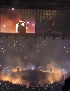 Trvis Scott & Drake performing SICKO MODE last night in Vancouver | Travis Scott Fans