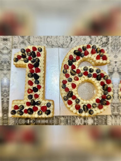 1️⃣6️⃣ ans 🥳🥳🥳 Joyeux anniversaire Susie & Romain 🥳🥳🥳 Number cake 🤩 * pâte sablée nature * ganache montée vanille avec des fruits rouges #lesgateauxdealina78 #2025 #merci #gateaux #numbercake