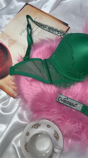 Lencería Victoria's Secret 🩷🪽✨ on Instagram: "✨ Conjunto que roba miradas ✨ Hay piezas que no se usan… se sienten 💚 Este conjunto Victoria’s Secret SHINE es pura seguridad, feminidad y poder. 💎 Bra Shine • Talla 34C • Copa lisa con encaje delicado • Tirantes con brillo que elevan cualquier look 🏷️ $1,500 💎 Panty Shine • Talla S • Encaje suave y detalle brillante irresistible 🏷️ $400 🔥 Ideal para cuando quieres verte espectacular sin decir una sola palabra. 🚚 Envíos nacionales por Estafe
