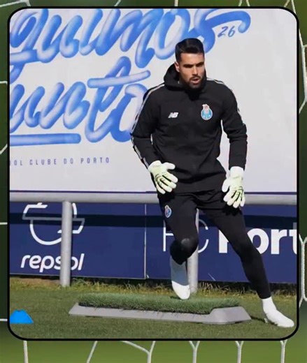 🧤 Porto Goalkeepers: Dive Technique Drills ​The FC Porto Goalkeeper Coach runs a focused training session, demanding excellence from the keepers. ​The drill emphasizes the synergy between coordinative movements and the proper lateral diving technique. It’s a specialized process to enhance agility and ensure perfect form when making side saves. ​Building the foundation to protect the goal for the Dragons! 🐉 🗣️GK Coaches: Iñaki Ulloa and Diogo Almeida ​#FCPorto #GoalkeeperTraining #GoleirosPort