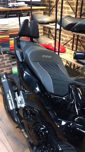 Sellerie NMB Design on Instagram: "Selle pour Honda Forza, 750 •Matière : -simili, cuirs -simili,daim -simili,Carbon •Design : -matelassage diamant -double surpiqûre -broderie www.nmb-design.com «La haute couture pour les belles mécaniques » N.M.B 🪡 Créateur Français 🇫🇷 Créateur Designer made in France🇫🇷 🪡 #sellerie #honda #forza750 #instamoto #hondascooter"