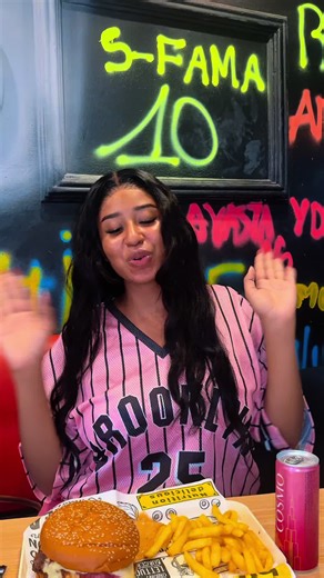 Coucou tout monde chez kazam vous présente sont nouveaux Burger LE BURGER COSMO On vous attend la famille #viral_video #burgerabidjan #Meilleurburgerdabi #smashburgers🍔