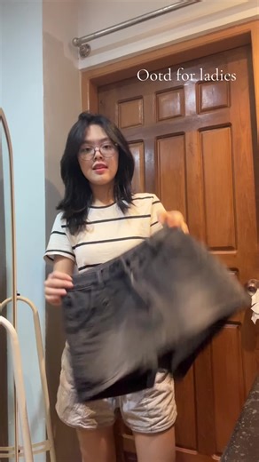 Instock Red eye Tee Black Mini Skirt ဒီလို Simple ရိုးရိုးလေးပေမဲ့ how cute နော်✨ Daily OOTD အတွက် Perfect Look 😍” Easy… comfy… but stylish ✨” Top - 2️⃣7️⃣5️⃣0️⃣0️⃣( lb 90 to 115) Skirt - 3️⃣5️⃣5️⃣0️⃣0️⃣( S - waist 23 24/ hip 35ထိရ)