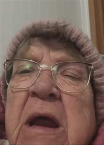 FACETIMING GRANDMA! 👵🏻📺😂 #strangerthings #finale | grandma