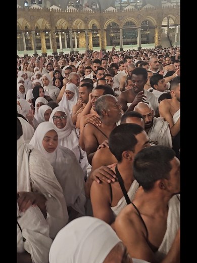 Sheigh Omar Davids and Team leading the December Group, -150 Mu'tamireen, onto the Mataaf area as well as onto the Saa'i. Alghamdulillah, with the help of the men Mu'tamireen, the group remained strong and firm, protecting the women Mu'tamireen, while edging closer and closer to the Kaabah, and eventually touching it. The Mahabah and concern each Mu'tamireen had for the next Mu'tamireen was really something to behold and to be proud of. May Allah increase for all our Mu'tamireen In-shaa-Allah Am