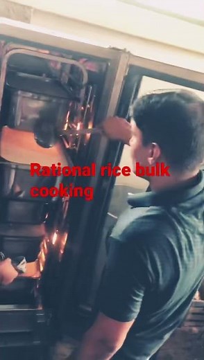 Rational fully automatic rice bulk cooking.