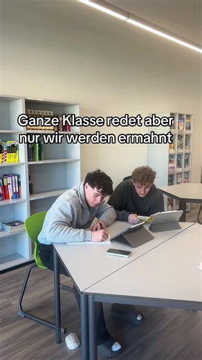 Ganze Klasse Redet, Nur Wir Werden Ermahnt: Schulalltag