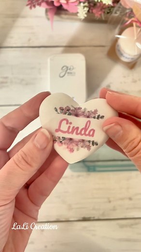 Con la Colop e-mark go puoi creare in modo facile e veloce dei gessetti personalizzati 😍🙌 Trovi la stampante e gli accessori su necchishop.com codicesconto NSLG0424 chiedi per info #colopemarkgo #Colop #stampanteportatile #gessetti #gessettipersonalizzati #bombonierefaidate #eventi | LaLi Creation