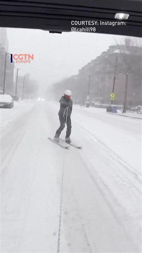 Video shared on social media shows someone skiing straight through the snow-covered streets of Boston after a massive winter storm. The clip, posted on social media, captured how record snowfall transformed usually busy roads into a skier’s playground. Tens of millions of Americans have been dealing with the aftermath of a monster winter storm that dumped a foot of snow from New Mexico to New England and paralyzed much of the eastern United States. #us #usa #snow #snowstorm #boston | CGTNEurope