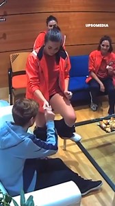 The fan felt completely entitled to ask Griezmann for an autograph like that, and this is how the Frenchman reacted to her request. | The Cracks