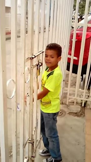 niño meando