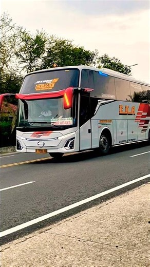 BALAPAN TRUK TRONTON ISUZU VS BUS BESAR EKA CEPAT NGEBUT MELAJU CEPAT #shorts #trending #viral