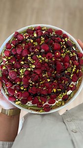 Tarta pistacjowa z malinami – prościej się nie da, a efekt WOW! Prosty przepis, który smakuje jak z najlepszej cukierni! Foremka: 32 cm Spód: 200 g mąki pszennej tortowej 175 g masła (rozpuścić) 1,5 łyżeczki proszku do pieczenia 40–50 g cukru szczypta soli Masło rozpuść i wlej gorące do pozostałych składników. Wymieszaj łyżką, przełóż do formy i piecz w 180°C (termoobieg) przez 45 min. Nadzienie: • słoiczek kremu pistacjowego • 250 g mascarpone 250 ml śmietanki 30% 1 łyżeczka cukru pudru (ubij n