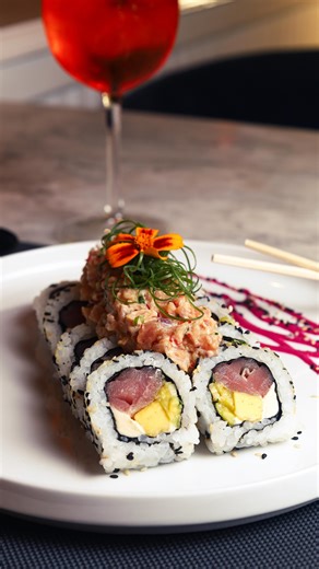 Kabal Passport | Restaurant | Bar & Discoteca on Instagram: "Tu viaje por el mundo empieza, con nuestro Menú Degustación para dos, puedes mezclar países y armar la cena de tus sueños. 🍹 Incluye: 1 entrada + 2 platos principales + 2 cócteles. Desde Venezuela hasta Japón, el mundo está en tu mesa. Tú decides la combinación, nosotros nos encargamos del resto."