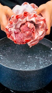 3M views · 32K reactions | Celebra reteta de costite care a adunat milioane de vizualizari! Ingrediente: apă: 2 l usturoi: 10 g piper negru boabe: 10 g frunze de dafin: 4 buc sare: 10 g costițe de porc: 2 kg ceapă: 2 buc ardei iute roșu: 2 buc usturoi: 10 g piper negru: 5 g sare: 10 g coriandru boabe: 10 g rozmarin: 10 g boia de ardei dulce: 10 g cartofi: 200 g ulei: 20 ml sare: 5 g piper negru: 3 g busuioc: 5 g boia de ardei dulce: 5 g ulei: 20 ml | Cookrate - Romania | Facebook