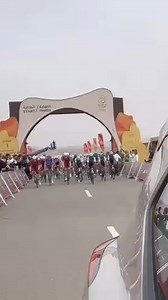 🚩 The peloton rolls out from AlUla Camel Cup track, where they'll return for the sprint in a few hours! 💨 #AlUlaTour 2026 is underway! 🇸🇦 | AlUla Tour