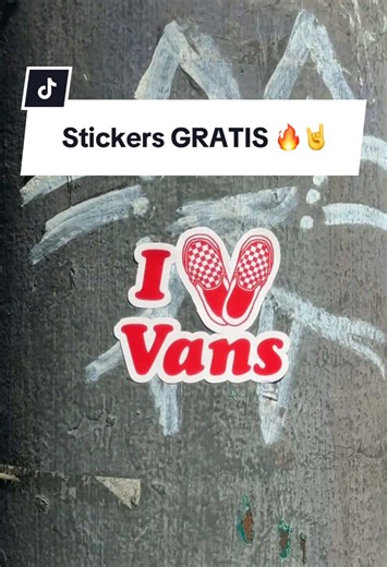 En la compra de cualquier producto Vans en tiendas físicas llévate una plantilla de stickers hechos por @elcursiii o @malditoperrito. ❤️🏁 ¡Happy Vanslentine familia!