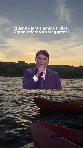 Quando la tua amica ti dice: “Organizziamo un viaggetto?” Io lo immagino più o meno così: mare, acqua trasparente, scogli, silenzio… e un kayak invece della folla. Bastano un paio d’ore sull’acqua per cambiare completamente ritmo: sole, chiacchiere con gli amici e piccole spiagge nascoste raggiungibili solo dal mare. A volte il miglior “viaggio” è semplicemente prendere un kayak e andare un po’ più lontano da tutto. Prenota la tua giornata in mare dal link in bio oppure scrivici in direct 🌊 #ka