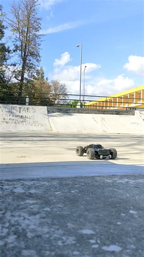 @Rlaarlo #omniterminator not much time, lots of fun in first run ever in a #skatepark with a #RCCar!