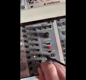 BEHRINGER System 100 | 182 SEQUENCER　シーケンサー買ったらオシレーターとして使えって、おばあちゃんが言ってたので、早速、最初のパッチングは182 SEQUENCERのCV OUT-1から外部ミキサーに繋ぐだけ、というシーケンサー基本にして王道パッチングしてみた。　ああ。シーケンサーだけで音が、、、出てる。　まあ、冗談は半分にしておいて、シーケンサーは音を出してナンボ(真顔)なのですが、残念ながらベリンガーさんのコレは、そこは不完全でした。本体の最速クロックが限界で、外部から課長行き、、、　違う。　可聴域の矩形波を突っ込むとシーケンサーが止まる。クロックのサンプリングが追いついてないんでしょうね。デジタル系のモジュールだと、こういう事が良くあったので、まあ、とりわけベリンガー製モジュールがダメっていう話でもないのですが。これが本来のフル・アナログ仕様であれば、可聴域の矩形波をクロックにするとシーケンサーも悲鳴を上げるような爆速暴走して楽しいんですけどねえ。。。　#シーケンサーとは#モジュラーシンセ#modularsynth