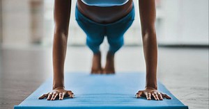 Gainage Superman : cet exercice inspiré du Pilates tonifie les fessiers et sculpte le ventre