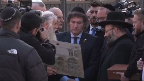 Argentina president in tears at Western Wall, says embassy to move to Jerusalem