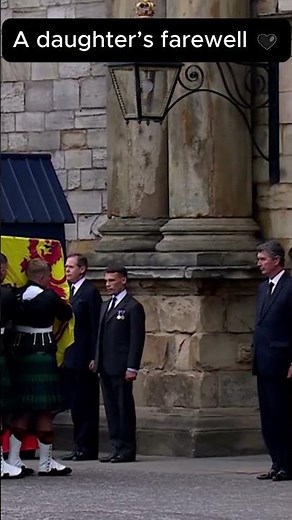 Princess Anne’s Heartfelt Curtsy to Her Mother’s Coffin 🖤👑