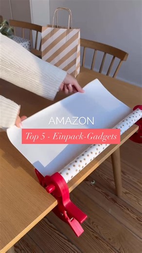 Nadine | Amazon Gadgets & Ordnungsideen on Instagram: "Anzeige – Diese Geschenke-Gadgets heben dein Einpack-Game aufs nächste Level! 😍 🎁✨ 👉🏼Kommentiere mit „EINPACKEN“ für alle Links! Vom Geschenkpapier-Halter bis zum automatischen Tesa-Roller – damit wird Einpacken nicht nur stressfrei, sondern auch richtig stylish. Und die Schleifen? Einfach aufziehen – und schon sieht’s aus wie vom Profi. 😍 💡Kennst du jemanden, der beim Einpacken immer verzweifelt? Dann klick oben aufs Papierflieger-Sym
