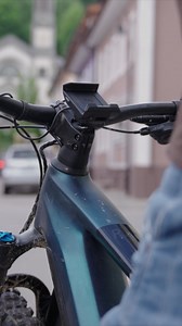 4.8K views · 67 reactions | Ein eBike, zwei Displays. Von Offroad-Abenteuern bis zu urbanen Ausflügen, wechsle dein Kiox 300 oder Kiox 500 sehr einfach zum Smartphone Grip! ✌️ #boschebike #FeelTheFlow #Kiox300 #Kiox500 #eBike | Bosch eBike Systems | Facebook