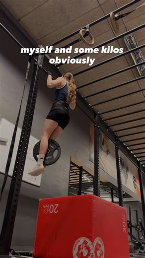 Caroline | Calisthenics | Fitness on Instagram: "Weighted calisthenics 💌 … #weightedpullups #weightedcalisthenics #pullupsfordays #gymhumor #calisthenicsgirls"