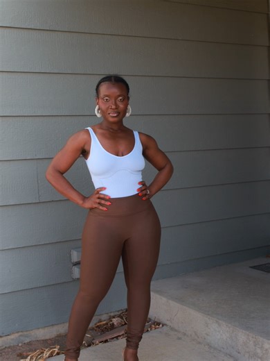 Searching for the perfect basic bodysuit to pair with your jeans and leggings this summer? Look no further! This bodysuit offers smoothing and tummy control without the discomfort of compression, providing a flattering silhouette and smoothing everything out. ✨ #bodysuit #jeans #leggings #summer #silhouette