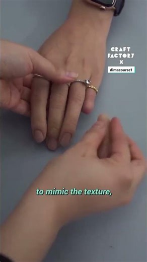 Putting on my new fingers ✌️😲