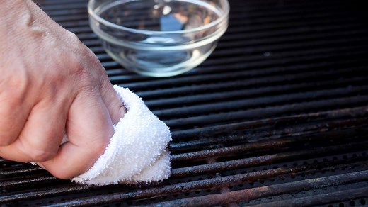 Grill reinigen: Hausmittel und Tipps für saubere Grillroste