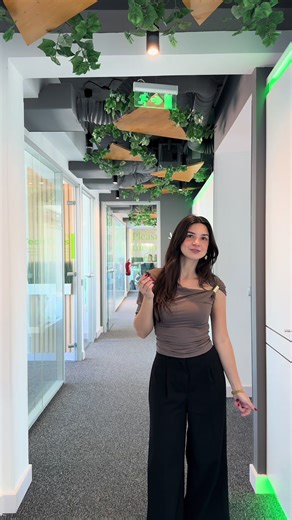 “Já estás a gravar? Tens a certeza?” Isto para dizer: sim, estamos à procura de um videógrafo. E precisamos MUITO dele. Se tens formação em cinema, vídeo, fotografia e/ou multimédia, experiência em edição de imagem e vídeo e uma vontade gigante de fazer parte da nossa equipa incrível de Marketing (nota-se muito que somos nós a escrever isto?), então este anúncio é para ti. Candidata-te através da nossa página de LinkedIn ou envia o teu CV portfólio para recrutamento@primeit.pt #fyp #primeit #rec