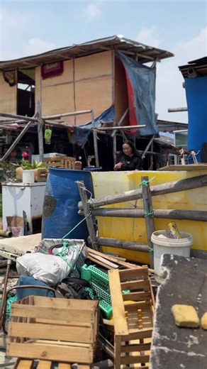 Meet Moudy, an LSE graduate of the Media and Communications of Development programme, who now works for Plan International Indonesia 🌎 While Eline was volunteering in Jakarta last summer, she caught up with Moudy about all things LSE, volunteering and careers.