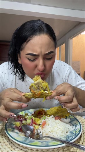 Costilla guisada con ensalada y patacones — receta fácil