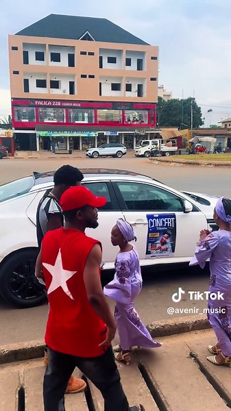 NAWAL AKA Mme Telepathe 😍. Être artiste, c’est rassembler toutes les couches sociales autour d’une même vibration. Heureux et reconnaissant de voir que même les plus petits portent déjà notre champion dans leur cœur. La télépathie grandit, génération après génération. @Telepathe officiel🇹🇬🇬🇭 @Niece Lari @Yassine Premier. YP🔥