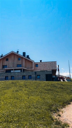 🥾 Escursione panoramica da Col Alt al Rifugio Pralongià 📍 Alta Badia | Difficoltà: facile | Tempo: 3h15 | Dislivello: 250m / -700m | Sentieri 23 e 24 Questa è una di quelle escursioni che consigliamo sempre a chi trascorre almeno un paio di giorni in Alta Badia. Un itinerario accessibile, ma capace di offrire alcune delle vedute più ampie e suggestive dell’intero arco dolomitico. Si parte da Corvara con la cabinovia Col Alt. In pochi minuti si raggiunge la stazione a monte e da lì, già solo il