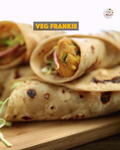 शेफ सोनाली राऊत घेऊन आल्या आहेत वेज फ्रँकीची सोपी आणि झटपट रेसिपी, फक्त रुचकर मेजवानीवर! आता घरीच बनवा रेस्टॉरंट स्टाईल वेज फ्रँकी. Host: Sonali Raut Ingredients:- 2 tbsp. Oil 1 tsp. Ginger-garlic paste 1 tsp. Green chilli, chopped 1 Onion, finely chopped 5 Potatoes, boiled and mashed 1 tsp. Red chilli powder ½ tsp. Turmeric powder 2 tsp. Frankie Masala Salt, to taste Coriander leaves For the marination:- 1 Onion, cut in ring shape 3-4 Green chillies, chopped ½ Capsicum, sliced 1 tsp. Sugar ½ ts