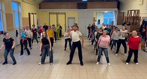 249K views · 4.9K reactions | Firts taping for my absoluut beginner class ! They do it very good ! 鸞 A BAR SONG  FROM BEN MURPHY  Colin Ghys Line Dance Choreography ⭐️❤️ | Colin Ghys Line Dance Choreography | Facebook