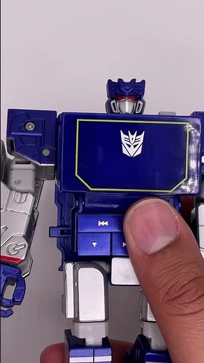 This Transformers figure is an MP3 PLAYER! #soundwave #transformers #transformerscollector