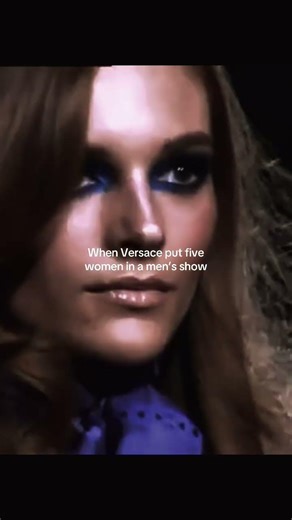 Versace FW06 #fashion #runway #supermodel #model #catwalktour #catwalk #versace