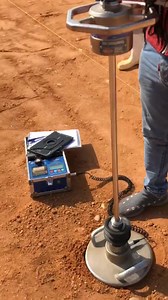 إختبار التحميل الديناميكي اللوحي (LWD Test) — السرعة والدقة في تقييم جودة الدمك في عالم تنفيذ الطرق والمطارات وأعمال الردم، السرعة في تقييم كفاءة الطبقات وجودة الدمك أصبحت ضرورة مش رفاهية. وهنا بييجي دور اختبار التحميل الديناميكي اللوحي – Dynamic Plate Bearing Test (LWD) فكرة الاختبار – How It Works يتم إسقاط ثقل معدني (Falling Weight) على لوح تحميل قطره 300 مم، ومن خلال مستشعرات دقيقة بنقيس الهبوط اللحظي (Deflection) اللي بيحصل لحظة الصدمة، ومنها بنحسب معامل التشوه الديناميكي Evd (Dynamic Defor